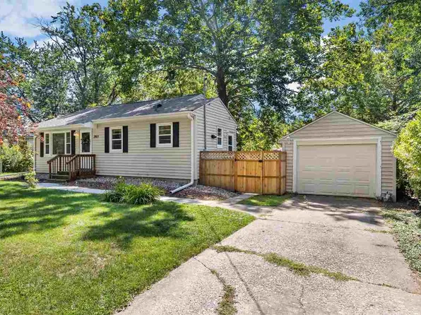 2015 D St, Iowa City, IA 52245