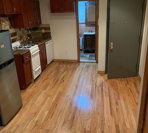 2nd image of 126 E 7th St #3BM