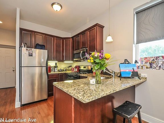3rd image of 1841 N Lawndale Ave #1323