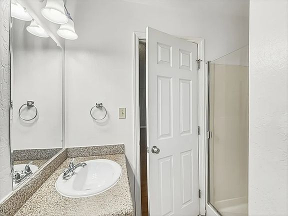 3rd image of 1561 Ashwood Dr