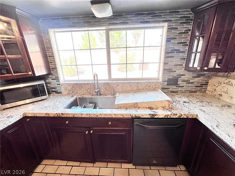 5009 Mesa View Dr — Photo 32