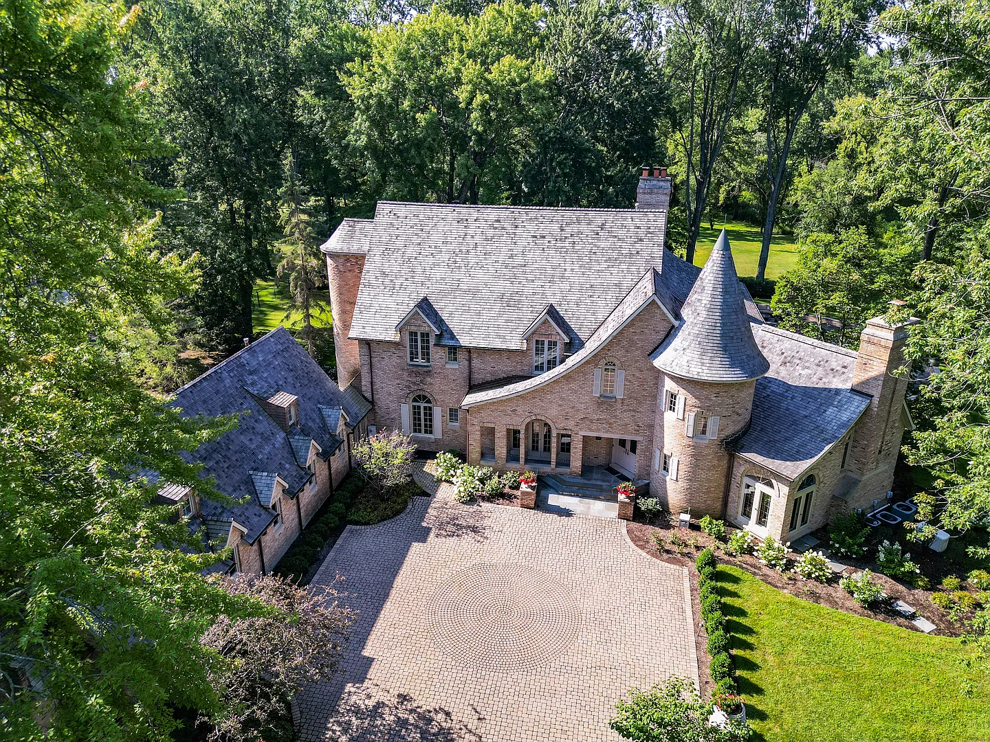 7 bed, 7.5 bath, 8135 sqft, $25,000 — Photo 1
