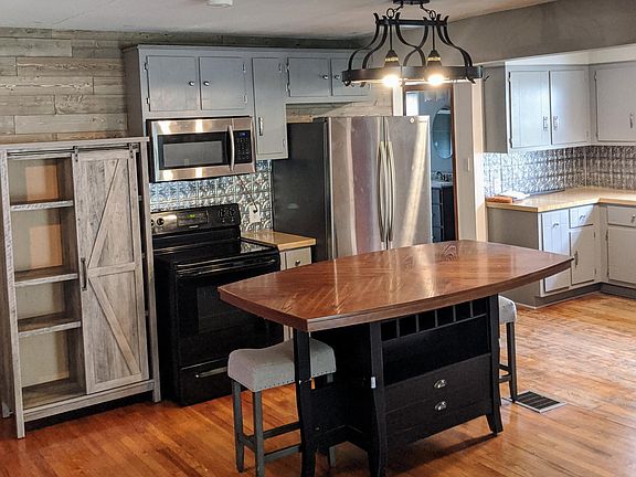 2nd image of 404 Pleasant Hill Pl