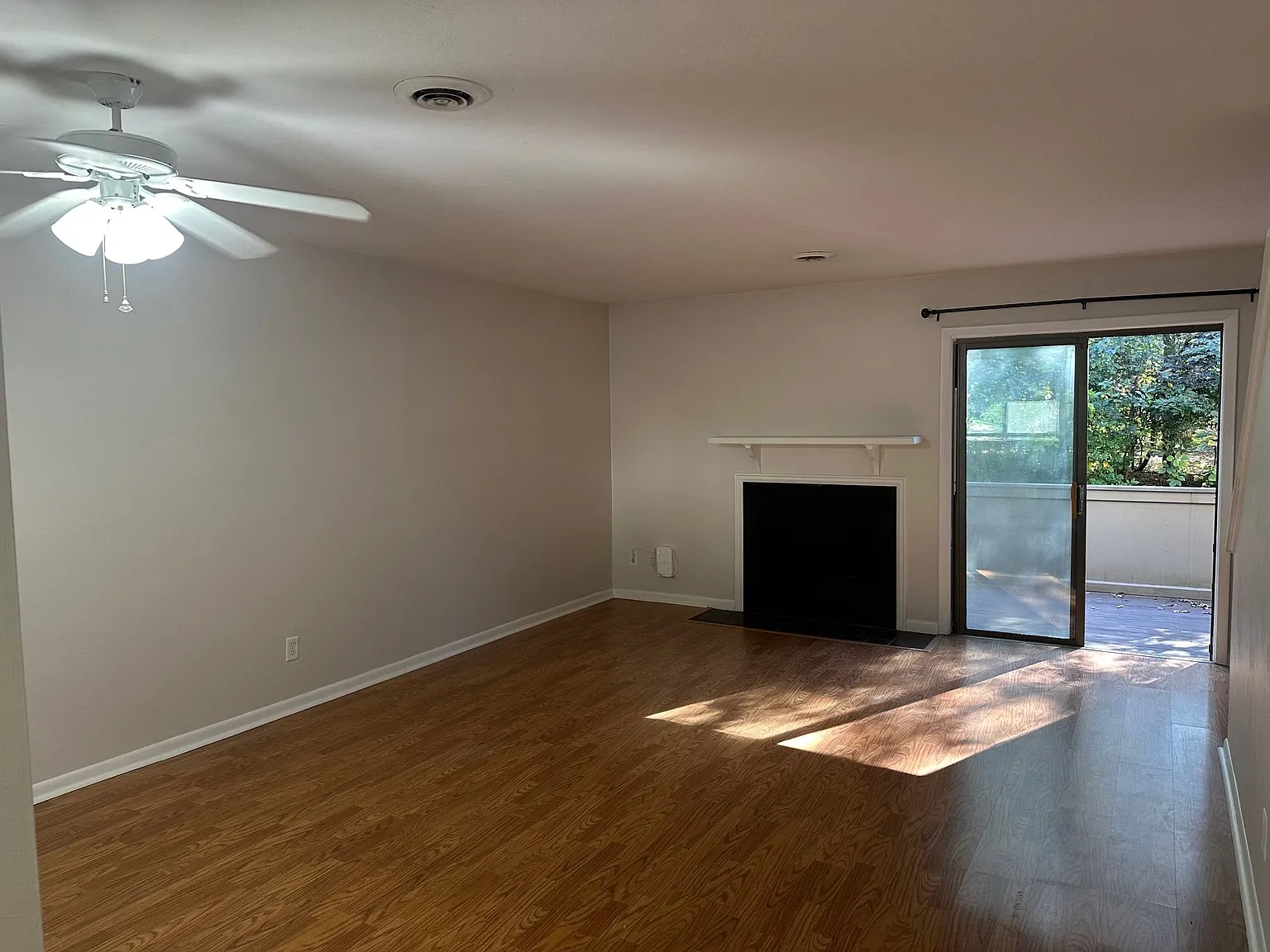 2 bed, 1.5 bath, 1044 sqft, $1,600 — Photo 3