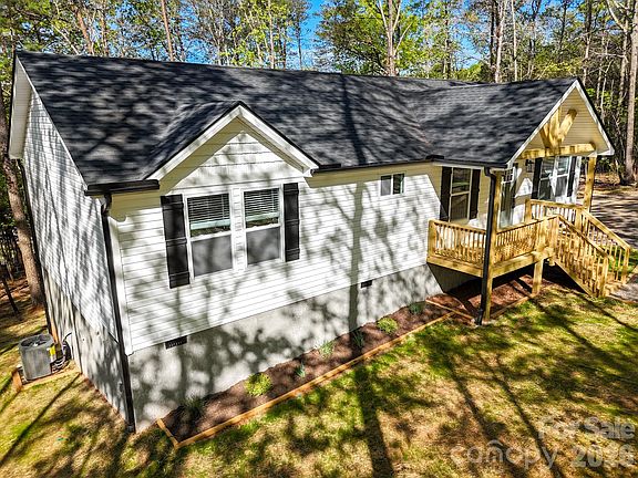3rd image of 21 Woodchuck Ln
