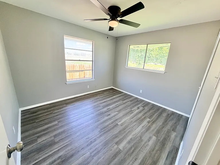 102 Charing Cross Ln — Photo 16