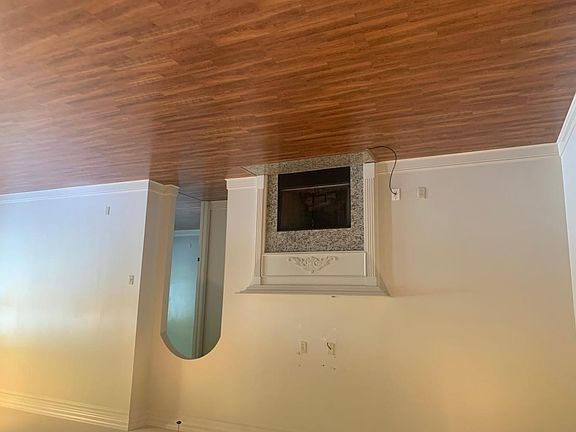 3rd image of 218 Crenshaw Dr