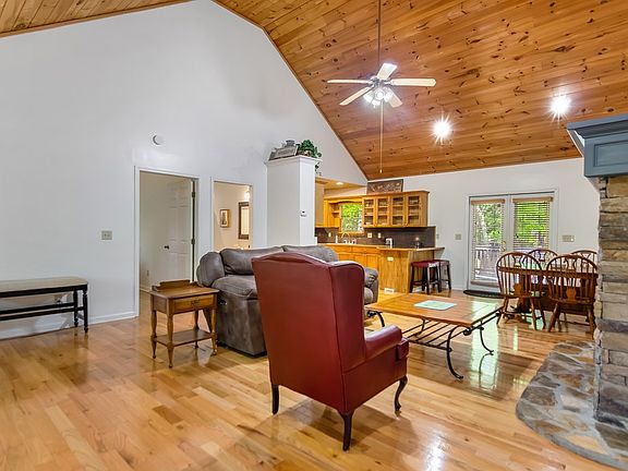 3rd image of 1514 Villa Dr