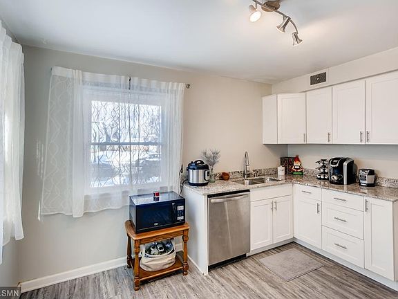 3rd image of 940 Saint Clair Ave