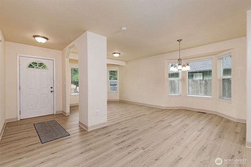 4th image of 30 E Larch Place