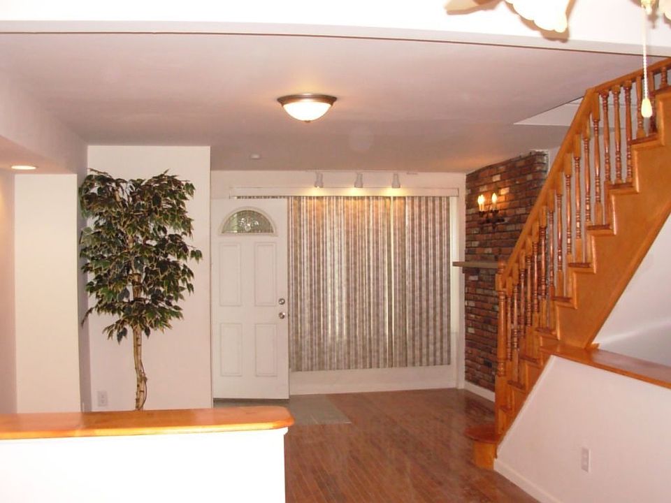 2nd image of 2850 S Fairhill St