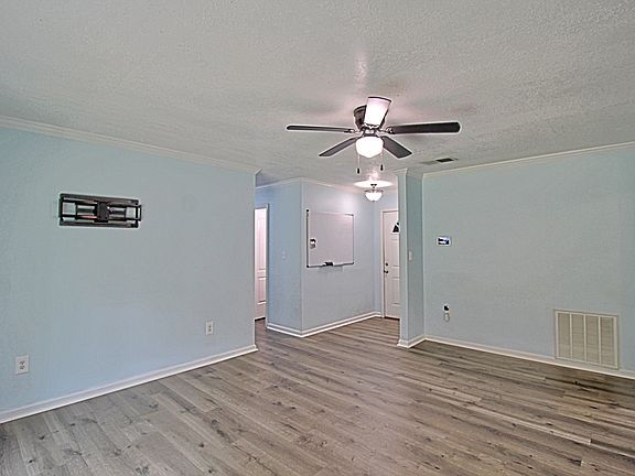 4th image of 1062 Kelly Dr