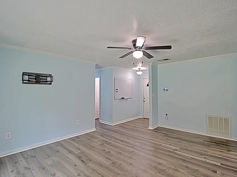 1062 Kelly Dr — Photo 4