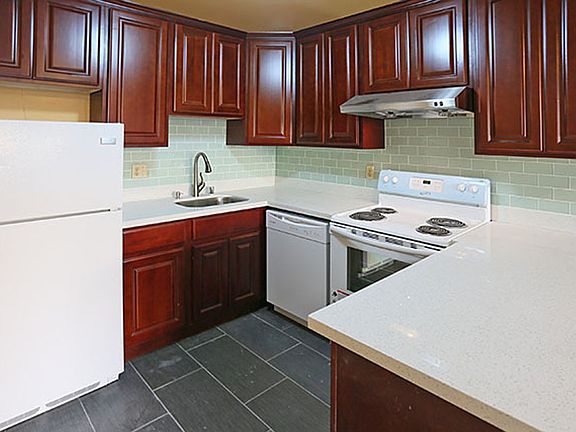 5th image of 102 Locksley Ave