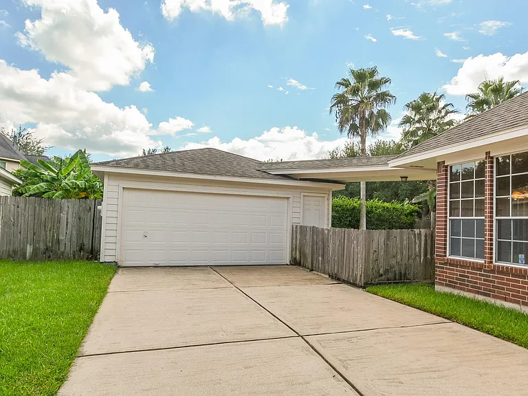17415 Fountainview Cir — Photo 3