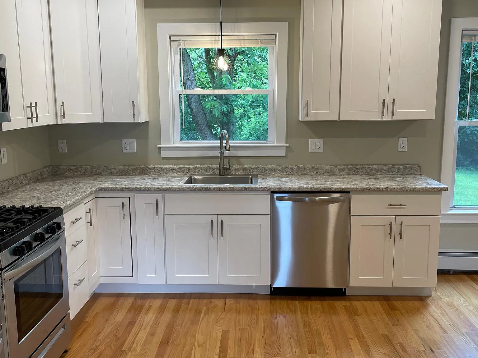 200 Mammoth Rd — Photo 3
