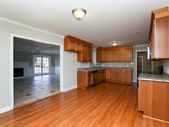 Kitchen w/granite