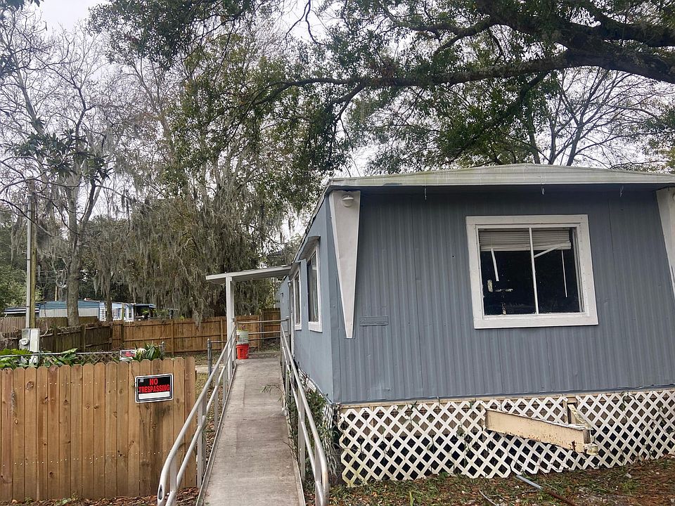 Front of property freshly painted.. ramp for easy access to the entrance.. yard is fenced all around for privacy.