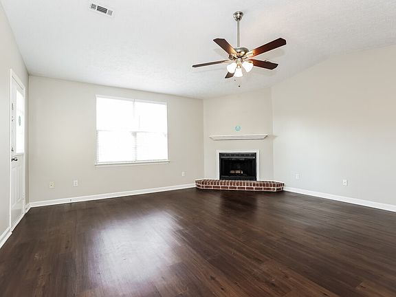 3rd image of 188 Bradford Cir