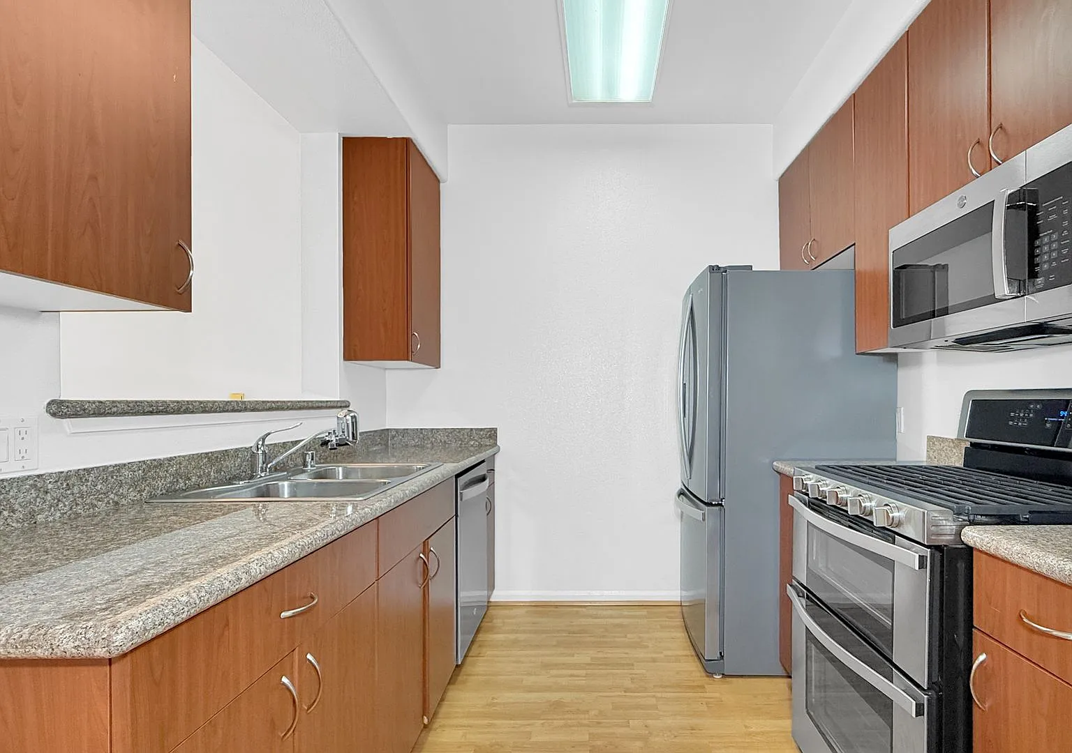 Lovely Renovated and Sunny 1-Bedroom in the Heart of Chinatown! — Photo 3