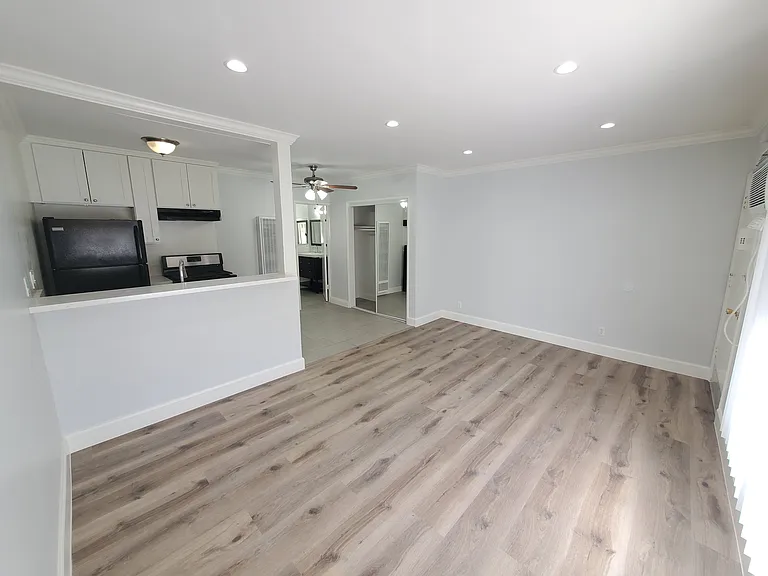 6701 Fountain — Photo 16