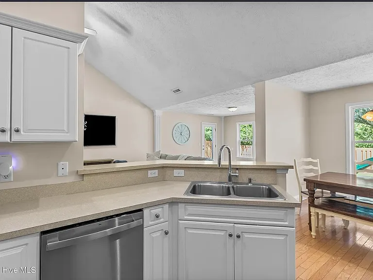 513 Catamaran Dr — Photo 6