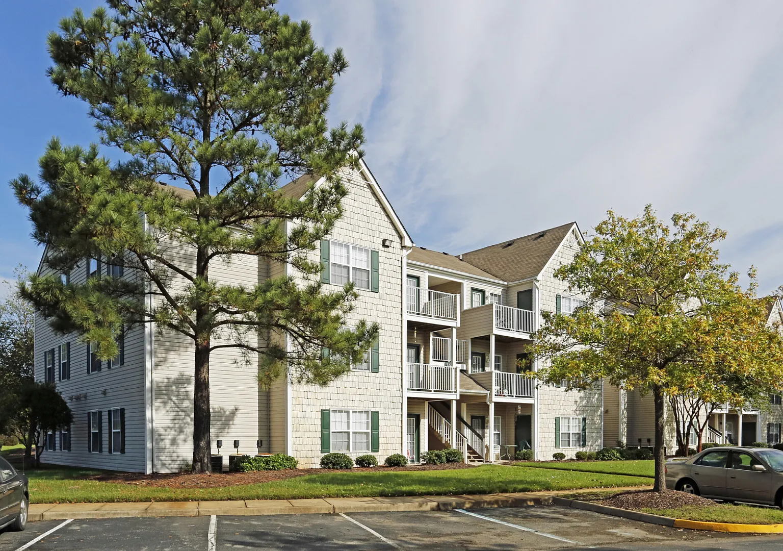 Taylor Pointe Apartments — Photo 2