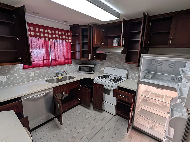 2713 Diamond St — Photo 3