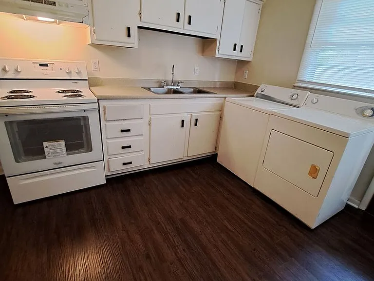 1346 Strand St — Photo 16