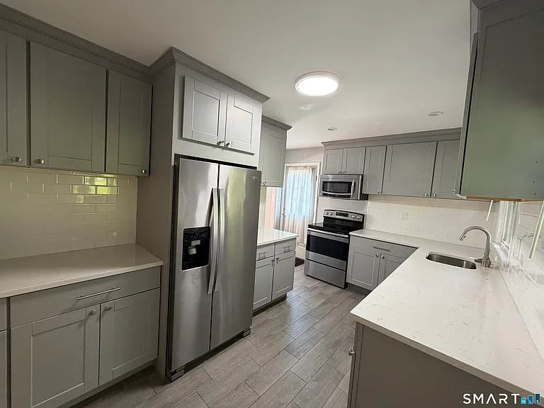 18 Hilltop View Rd — Photo 4