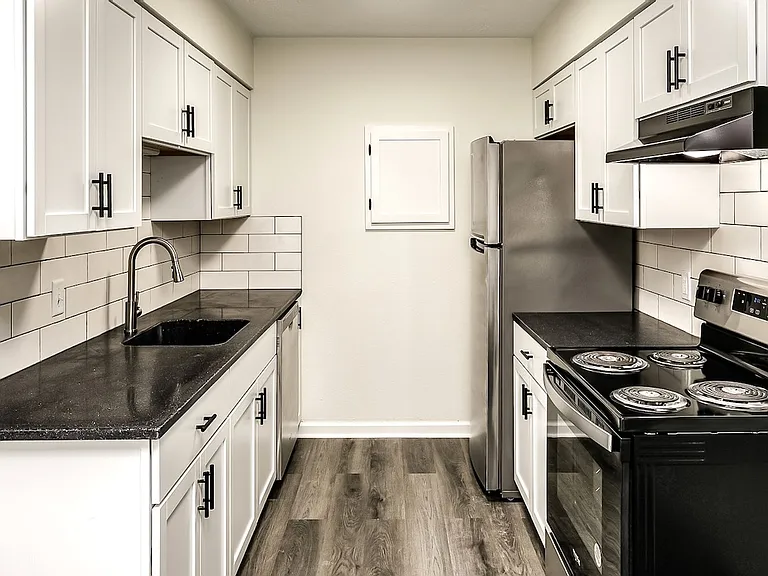 CB 12 — Photo 1