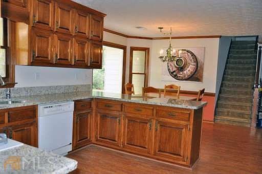 4th image of 425 Camelot Dr