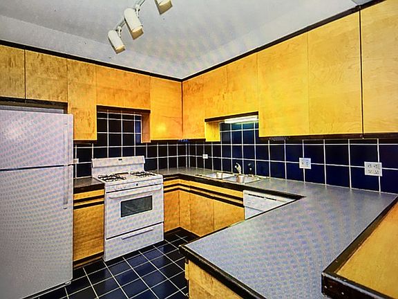 3rd image of 7641 N Eastlake Ter APT 2E