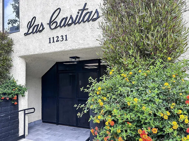 Las Casitas Apartments — Photo 1