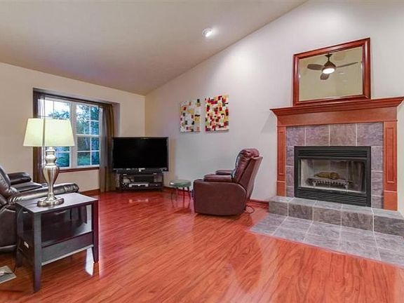 3rd image of 633 W Harmony Dr NE