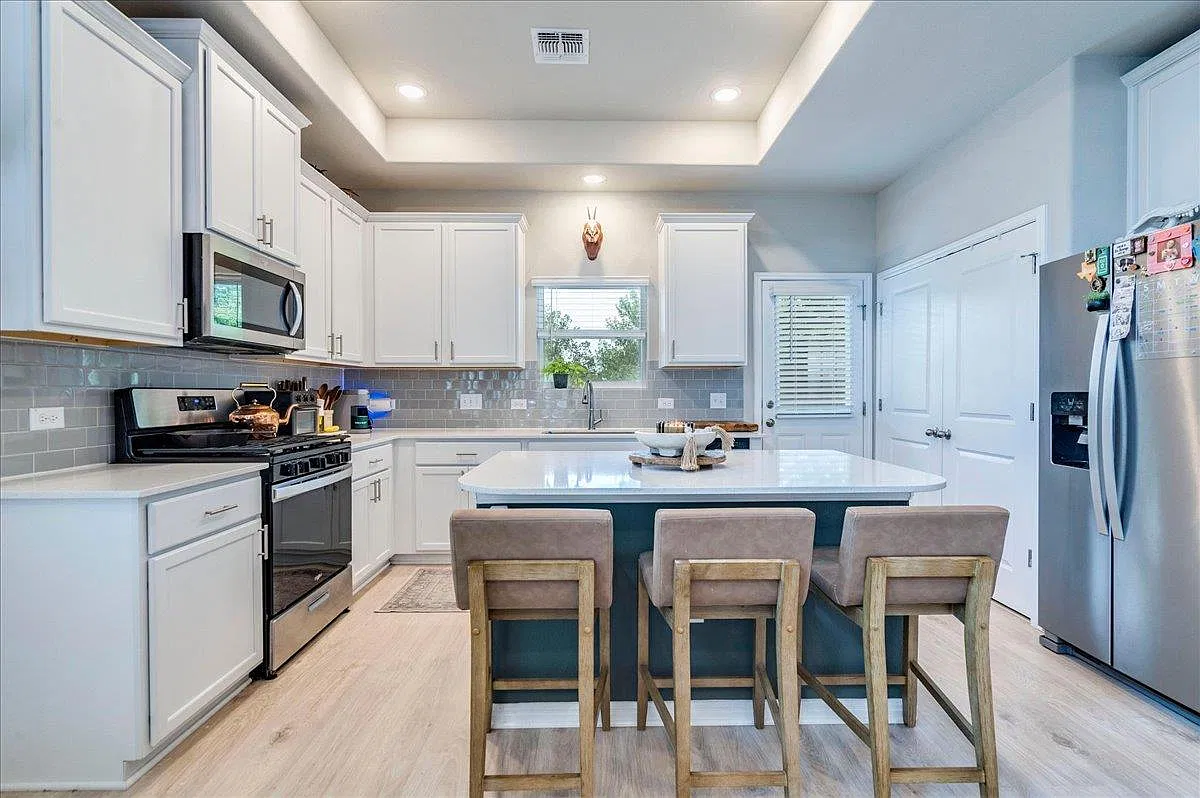 4 bed, 2.5 bath, 1972 sqft, $2,500 — Photo 3