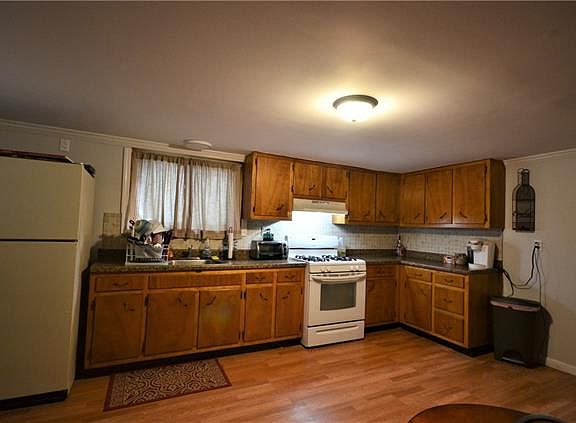2nd image of 122 Clunie Ave