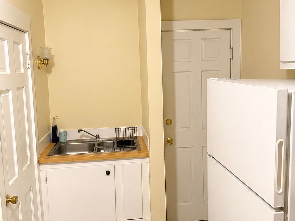 1st image of 32 Grant St APT 4