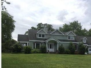 48 Twin River Dr, Oakdale, NY 11769