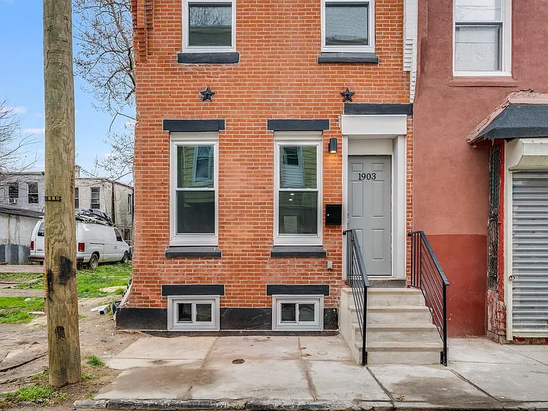 1903 N Taylor St — Photo 2