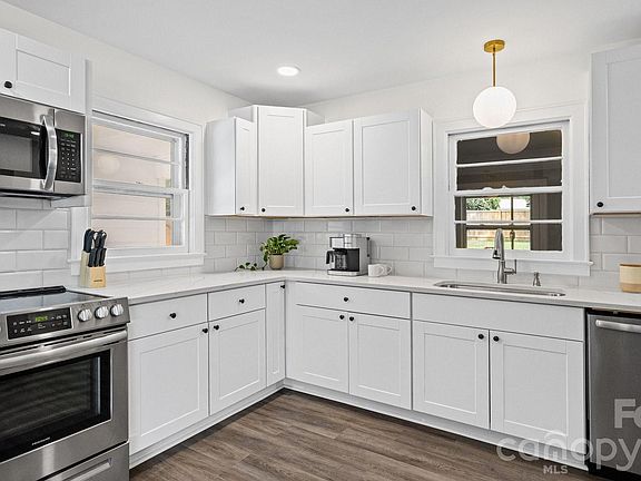 3rd image of 914 Crestmere St