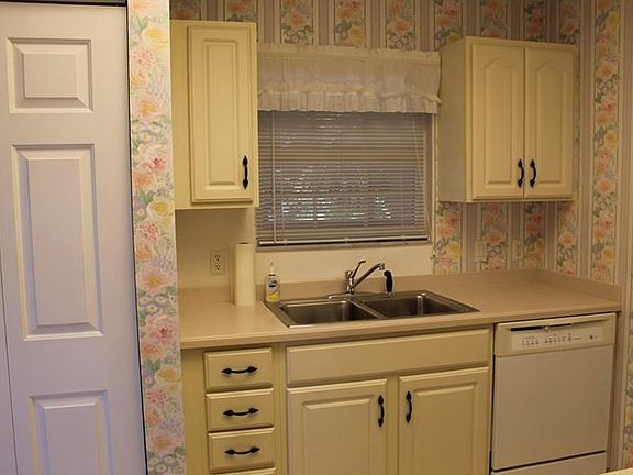 5th image of 3730 Cadbury Cir APT 422