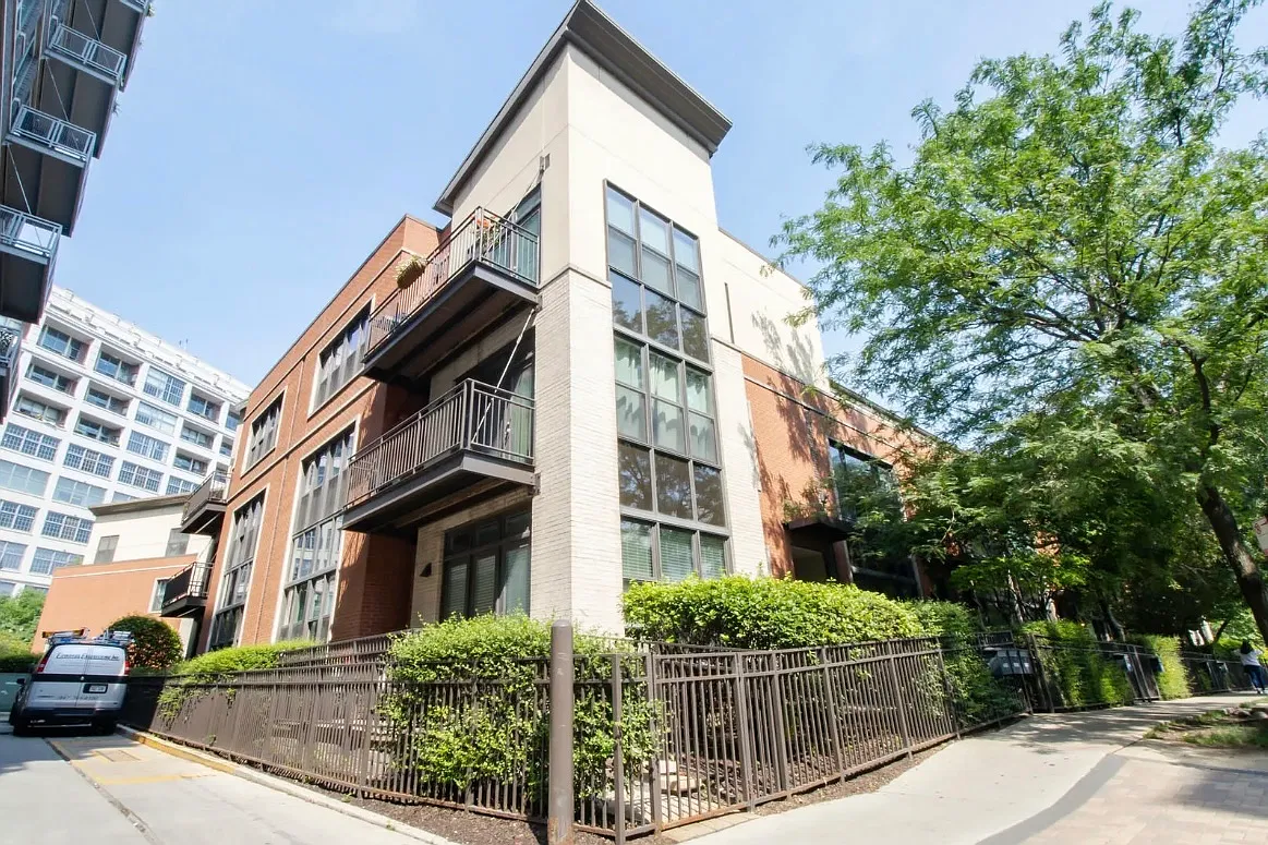 2 bed, 900 sqft, $3,200 — Photo 1