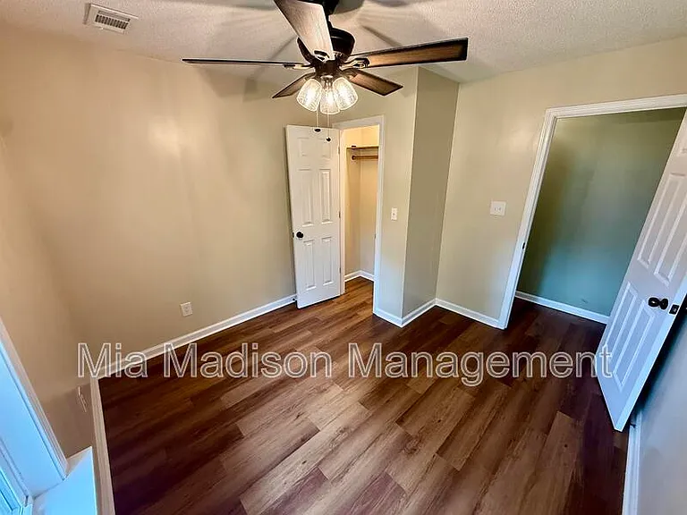 2233 E Derenne Ave — Photo 24