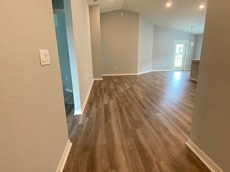 595 Lorient Dr — Photo 2