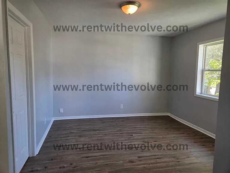 1708 W 11th St — Photo 11