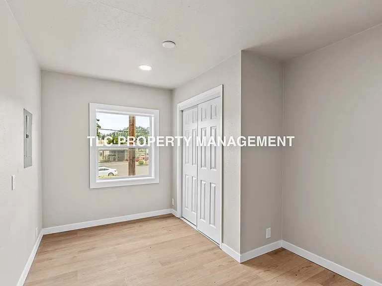 227 S 6th St — Photo 9