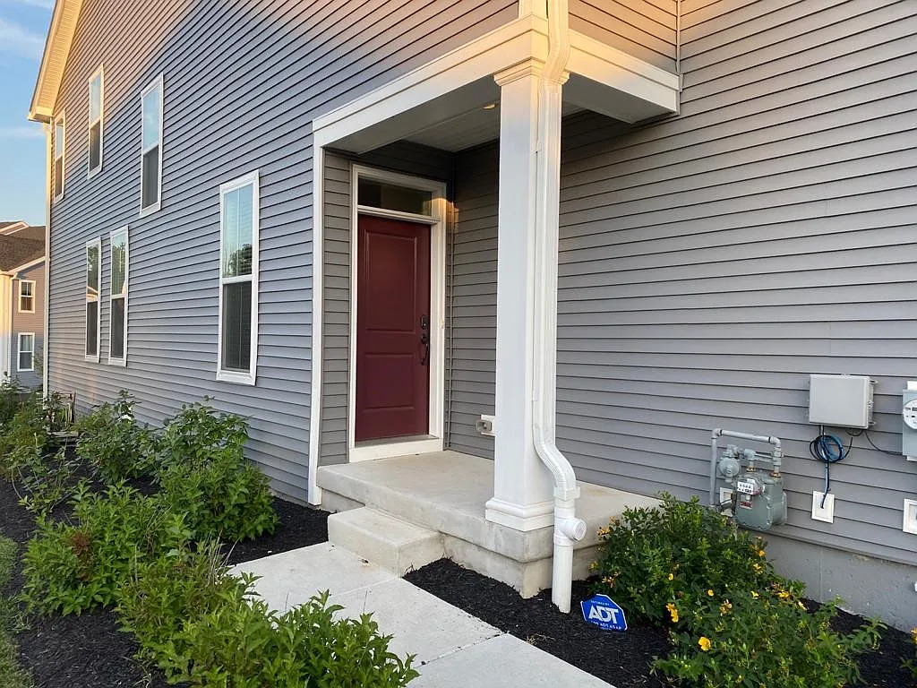 3 bed, 2.5 bath, 2041 sqft, $3,000 — Photo 2