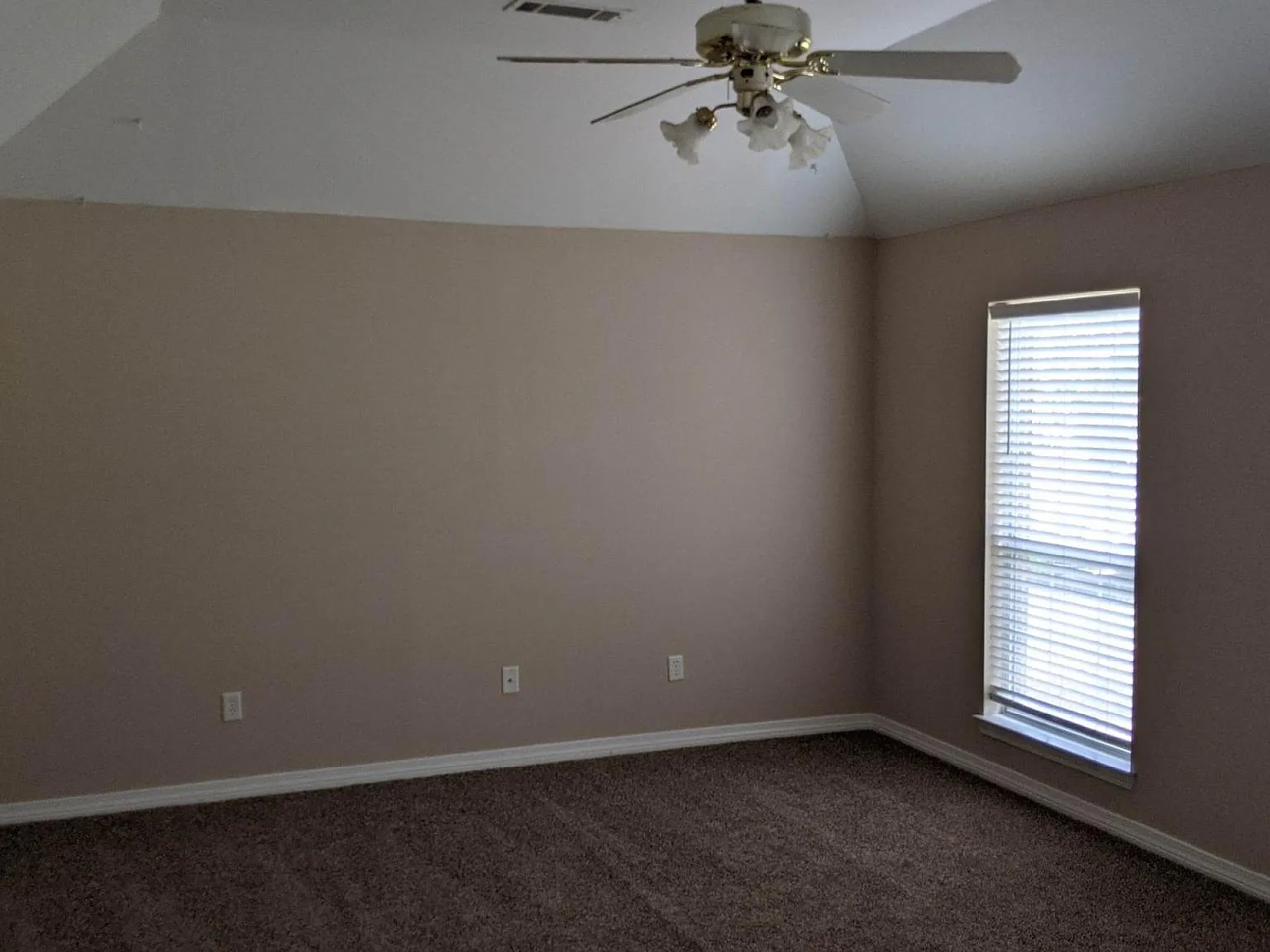 9055 Lakeview Dr — Photo 4