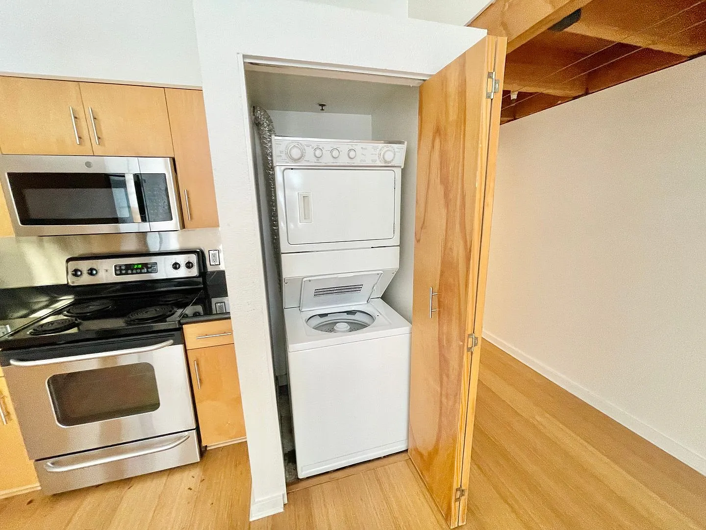 Huge 2 Level 2br/1.5ba Loft, High Ceilings, Laundry, Central Location! Progressive — Photo 3